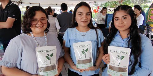 Estudiantes de la FEPZM desarrollan y venden abono orgánico con estiércol de conejo