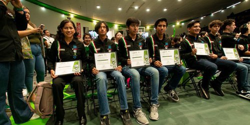 Estado reconoce a estudiantes por campeonato de robótica internacional
