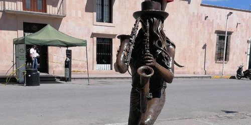 Eulalio Cervantes Galarza "Sax", estará siempre en la plaza principal del municipio que lo vio nacer.