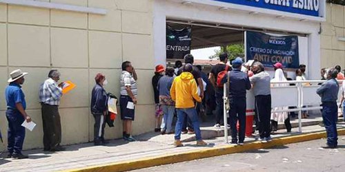 Muere abuelito al esperar vacuna contra covid en Pachuca