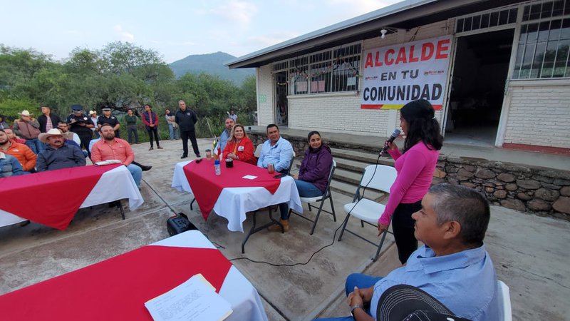 familias_en_sesion_con_alcalde.jpeg