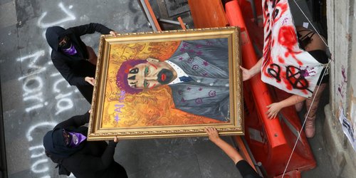 AMLO critica protesta de mujeres que tomaron oficinas de la CNDH