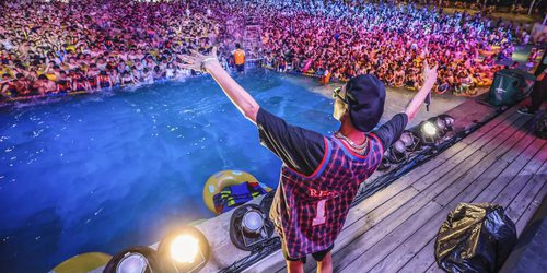 Acuden miles a fiesta de música electrónica en Wuhan