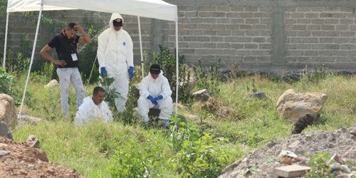 Exhuman 16 cadáveres de fosa clandestina en Jalisco