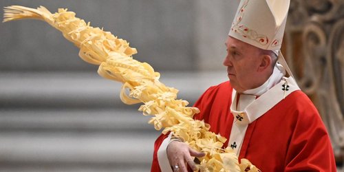Papa Francisco celebra sin fieles el domingo de Ramos en el Vaticano