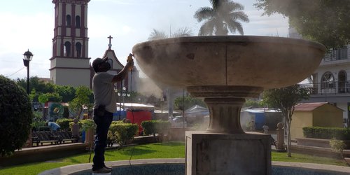 Pulen fuentes de cantera en la plaza principal