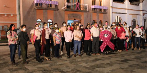 Por campaña contra el cáncer de mama, se pinta de rosa la Alcaldía
