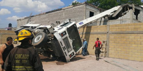 Camión cayó sobre una casa en colonia San Antonio