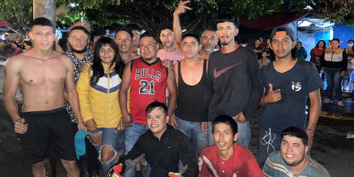 Entregan 3,500 pesos al equipo ganador del palo encebado