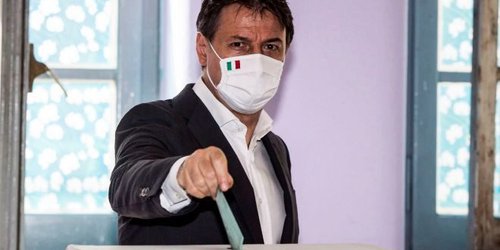 Italia vota reducir un tercio sus diputados y senadores