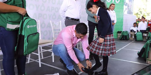 Útiles, mochilas y zapatos entrega Gobernador a niñas y niños de Matehuala