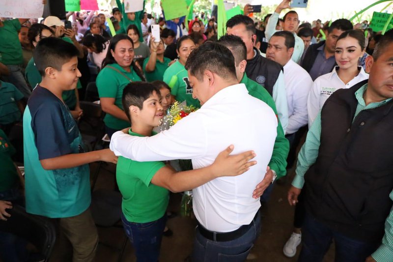 gobernador_saludando_a_niños.jpeg