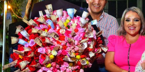 Alcalde de Axtla regala ramo de rosas con 50 billetes de 500, a su pareja