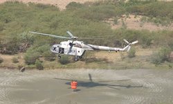 Inicia labores de combate de incendios helicóptero de la Marina