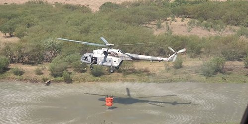 Inicia labores de combate de incendios helicóptero de la Marina