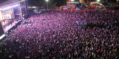 Impresionante lleno de Alfredo Olivas en posada navideña