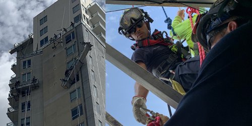 Rescatan en Houston a trabajadores hispanos atrapados en plataforma colapsada