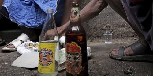 Mueren 28 personas por consumir alcohol adulterado en la India