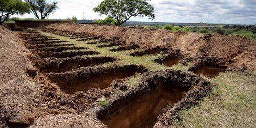 Preparan 100 fosas en cementerio de SLP ante probable aumento de Covid
