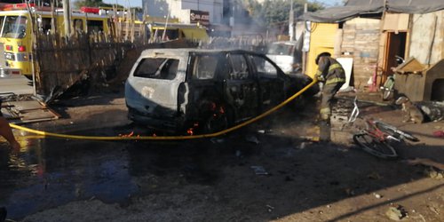 Misterioso incendio de vehículo en taller de Madero y Vallejo