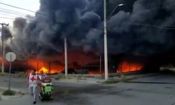 Fuerte incendio en empresa recicladora de cartón en Juárez
