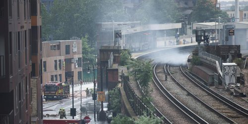 Se desata un fuerte incendio en una estación de tren en Londres