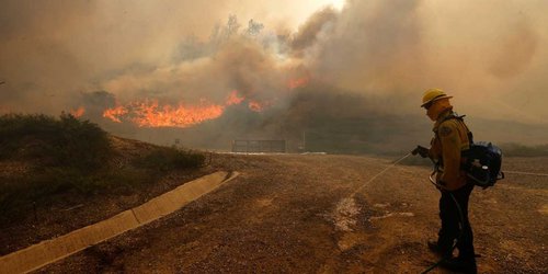 Estalla incendio en California y desalojan a 60 mil personas