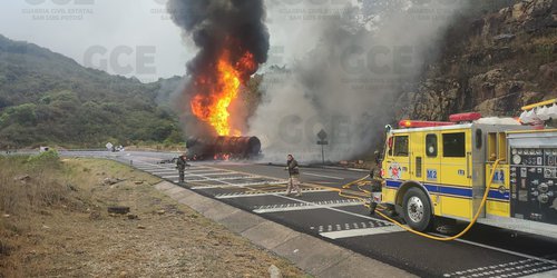Confirman que no hubo fallecimientos en choque de tráileres e incendio de pipa