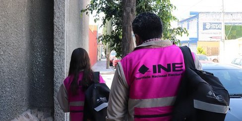 INE entrega nombramientos a funcionarios de casilla