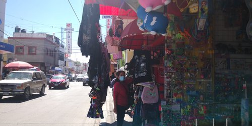 Llaman a comerciantes locales a no invadir la vía pública