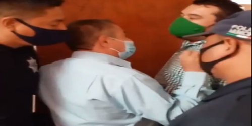 Con policías, blindan sesión de Cabildo en Tamasopo y prohíben entrada a adultos mayores
