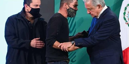 Un hombre se cuela en el Palacio Nacional para hablar con AMLO