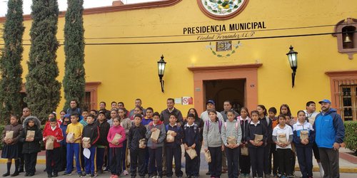 Estudiantes fernandenses partieron a los Juegos Deportivos de Primaria en Rayón