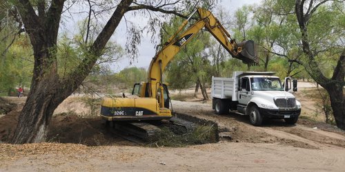 Realizan trabajos de desazolve y mantenimiento en el manantial La Taza