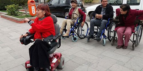 Personas con discapacidad piden liberar de objetos, banquetas y calles