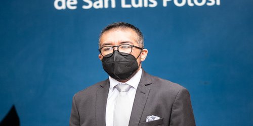 Por primera vez, la UASLP otorga título profesional a egresado transgénero