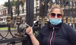 Madre se amarra a rejas de Segob para exigir castigo a violadores de su hija