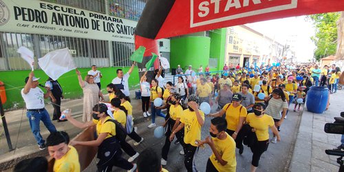 Multitudinaria marcha por Día de la Familia de estudiantes y padres de la secundaria Dolores Herrera