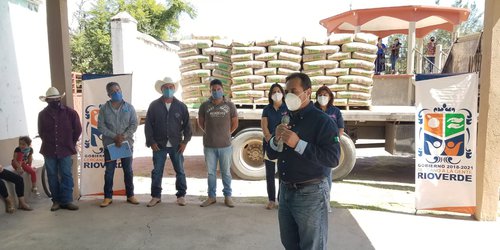 Entregan material para obras en San José de Canoas