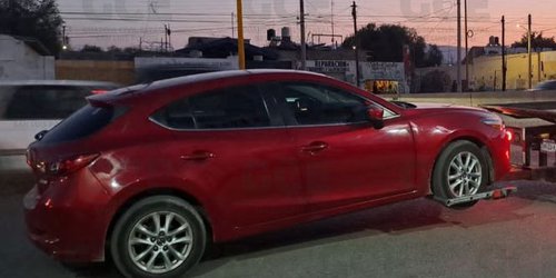 Manejaba un Mazda con placas sobrepuestas, y sujeto fue detenido