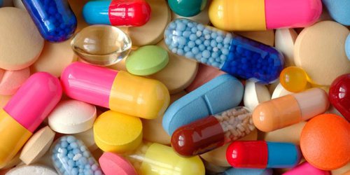 Tirar medicamento caducado a la basura y al drenaje contamina los cuerpos de agua