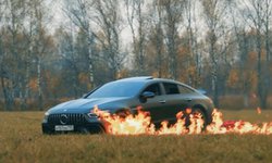 Influencer quema su Mercedes Benz de tres mdp para protestar contra concesionario
