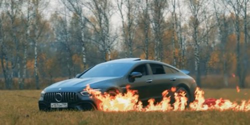 Influencer quema su Mercedes Benz de tres mdp para protestar contra concesionario