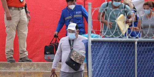 Migrantes varados en México, cruzan a EE.UU. para solicitar asilo