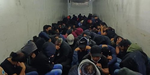 Detienen tráiler con 130 migrantes hacinados en caja refrigerada
