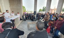 Ofrecen misa por el Día de los Difuntos en el panteón municipal