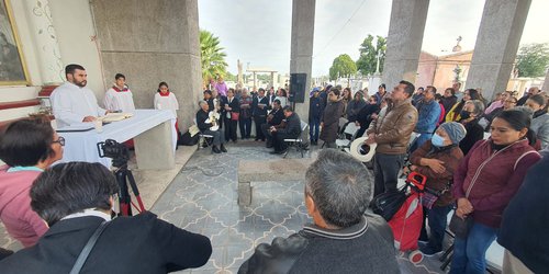Ofrecen misa por el Día de los Difuntos en el panteón municipal