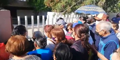 Muere adulto mayor mientras hacía fila para vacunarse contra Covid