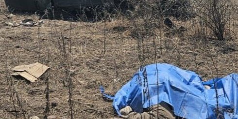 Por mal camino a San Francisco, vuelca camioneta y muere conductor