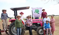 Entregan tractor a mujeres productores de la delegación de Bocas